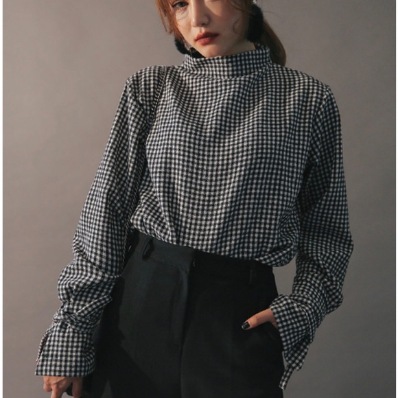 Stylenanda mock neck self-tie cuff blouse - Picture 2 of 7